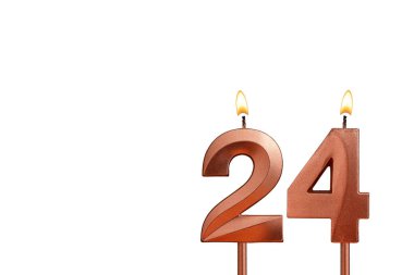 Doğum günü için beyaz arkaplanda 24 numaralı mum yanıyor