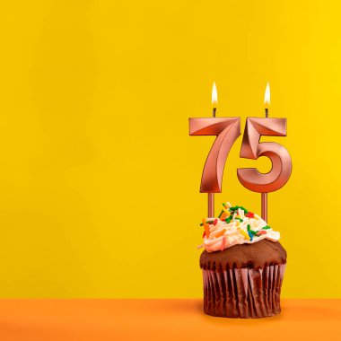 75 numaralı alevli mum - Sarı arka planda doğum günü kartı