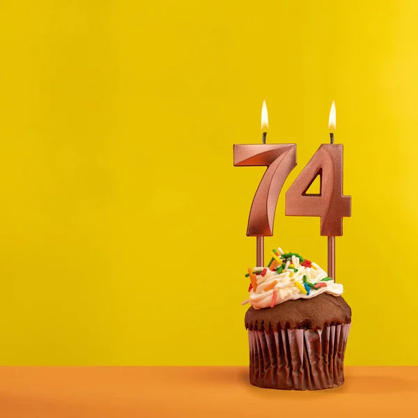 74岁生日蜡烛 黄色背景下的庆祝活动 — 图库照片