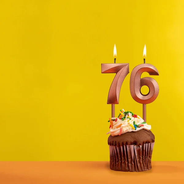 第76个生日蜡烛 黄色背景下的庆祝活动 — 图库照片