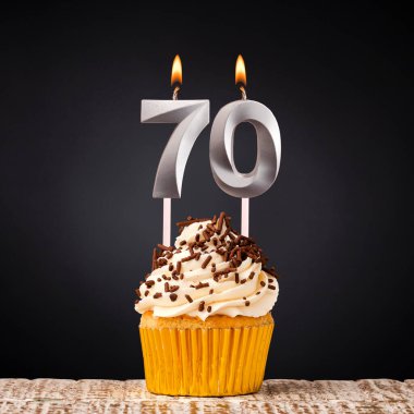 70 numaralı mumlu doğum günü keki - Karanlık arka planda kutlama