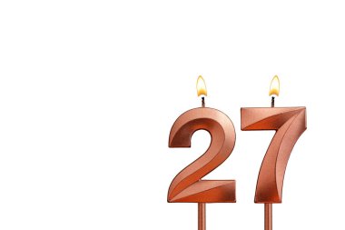 Beyaz arkaplanda 27 numaralı doğum günü mumu