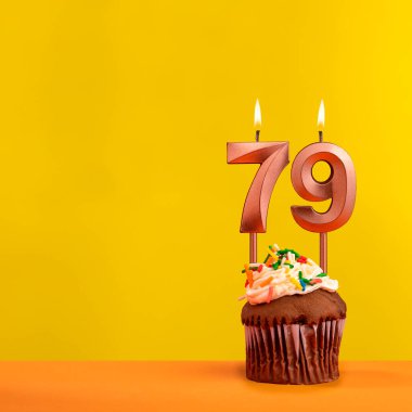 79 numaralı alevli mum - Sarı arka planda doğum günü kartı