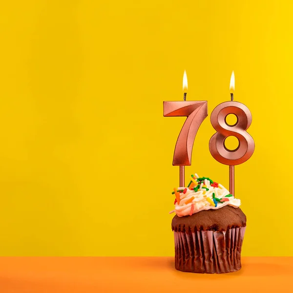 78号生日蜡烛 黄色背景下的庆祝活动 — 图库照片