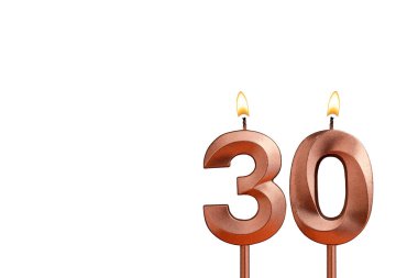 Doğum günü için beyaz arkaplanda 30 numaralı mum yanıyor