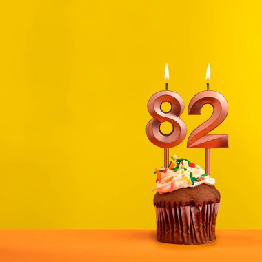 82 numaralı doğum günü mumu - Sarı arka planda kutlama