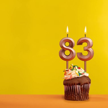 83 numaralı alevli mum - Sarı arkaplanda doğum günü kartı