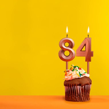 84 numaralı doğum günü mumu - Sarı arka planda kutlama