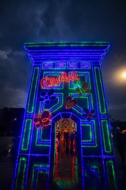 Medellin, Antioquia. Kolombiya - 11 Ocak 2023. Nehir parkı sektörünü parlak ve Noel temalı figürler süslüyor