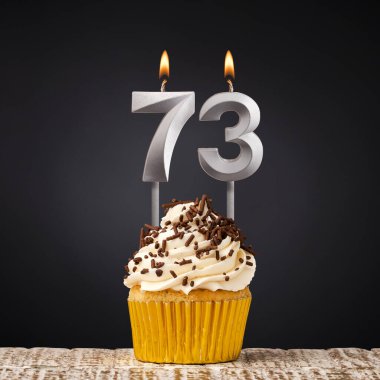 Doğum günü mumu 73 - Siyah arkaplanda yıldönümü pastası