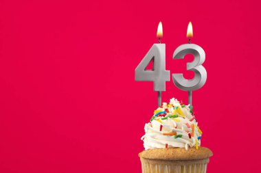 Üzerinde pasta olan yatay doğum günü kartı. 43 numaralı mum yanıyor.