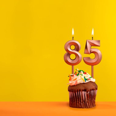 85 numaralı alevli mum - Sarı arka planda doğum günü kartı