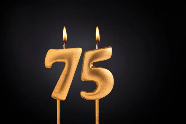 金色蜡烛75与火焰生日卡片黑暗豪华背景 — 图库照片
