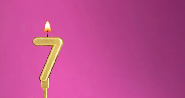 紫色の背景にあるキャンドルナンバー7 誕生日カード — ストック写真