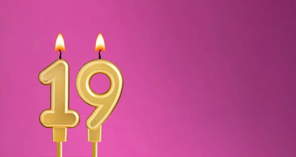 紫色背景的19号蜡烛 生日卡片 — 图库照片