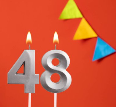 Doğum günü kartı - Turuncu arka planda 48 numara mum