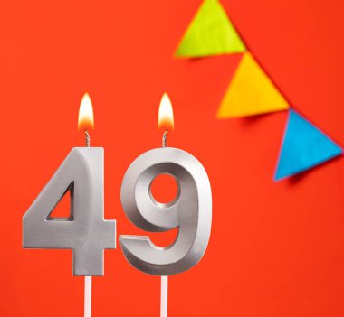 49 numaralı doğum günü mumu - Turuncu arka planda davetiye kartı