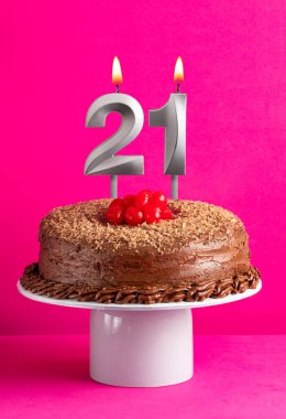 21 numaralı mum - Pembe arka planda çikolatalı pasta