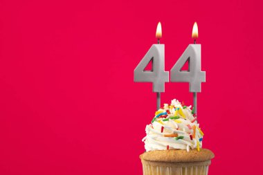 44 numaralı mumu yakmak - Pastalı doğum günü kartı