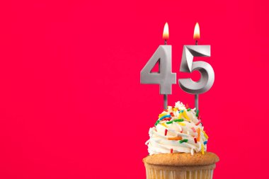 Üzerinde pasta olan yatay doğum günü kartı - 45 numaralı yanan mum