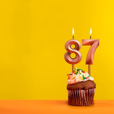 87 numaralı alevli mum - Sarı arka planda doğum günü kartı