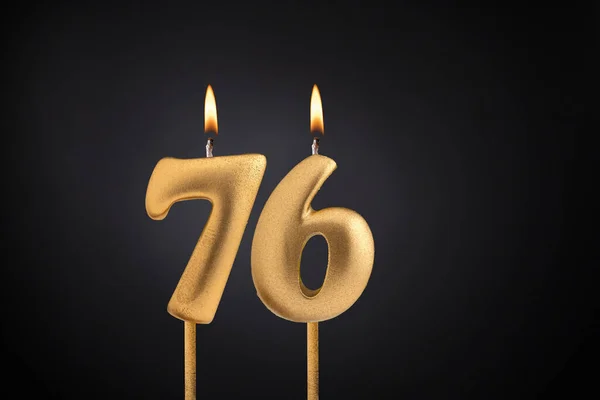 76号生日蜡烛 黑色背景的生日庆祝活动 — 图库照片