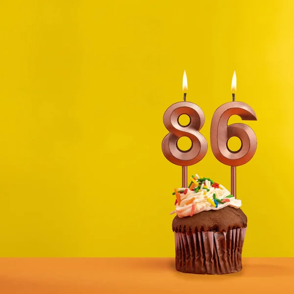 86号生日蜡烛 黄色背景下的庆祝活动 — 图库照片