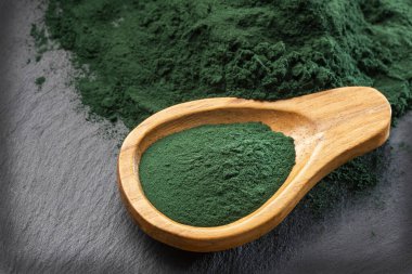 Zeytinyağı tozu sağlıklı beslenme takviyesi - kaşık içinde alg tozu