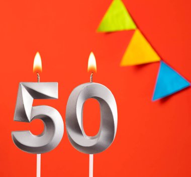Doğum günü kartı - Turuncu arka planda 50 numara mum
