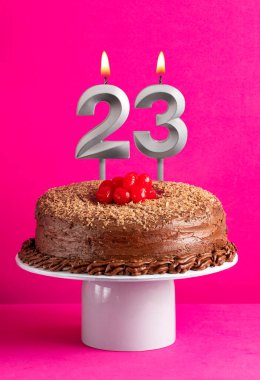 23 numaralı mum - Pembe arka planda çikolatalı pasta