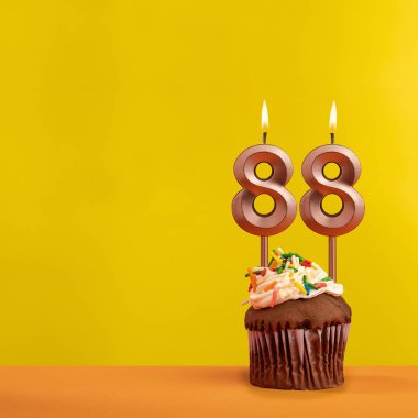 88 numaralı doğum günü mumu - Sarı arka planda kutlama