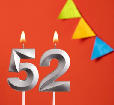 Doğum günü kartı - Turuncu arka planda 52 numara mum