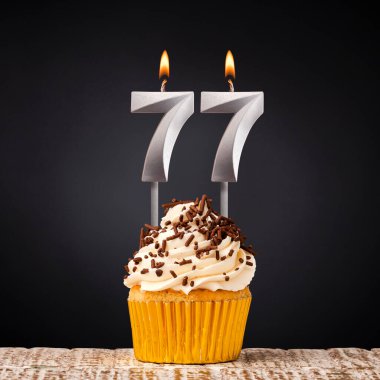 77 numaralı doğum günü mumu - Siyah arkaplanda yıldönümü pastası