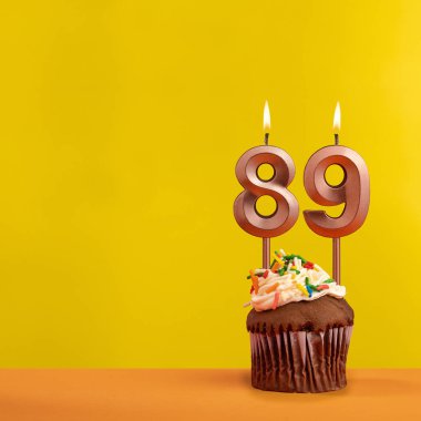 89 numaralı alevli mum - Sarı arka planda doğum günü kartı