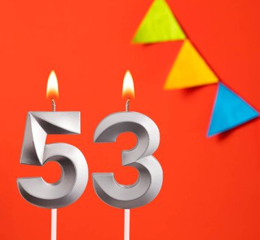 53 numaralı doğum günü mumu - Turuncu arka planda davetiye kartı
