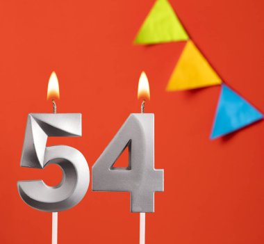 Doğum günü kartı - Turuncu arka planda 54 numara mum