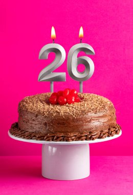 26 numaralı mumlu doğum günü kartı - Pembe arka planda çikolatalı pasta