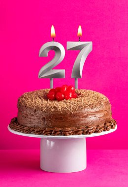 27 numaralı mum - Pembe arka planda çikolatalı pasta