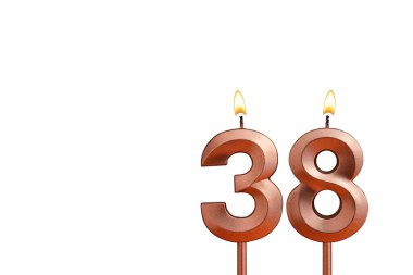 Doğum günü için beyaz arkaplanda 38 numaralı mum yanıyor