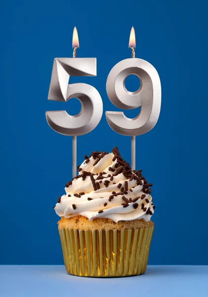Vela Ardiente Número Tarjeta Cumpleaños Con Pastel Sobre Fondo Azul —  Fotos de Stock