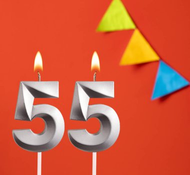 55 numaralı doğum günü mumu - Turuncu arka planda davetiye kartı