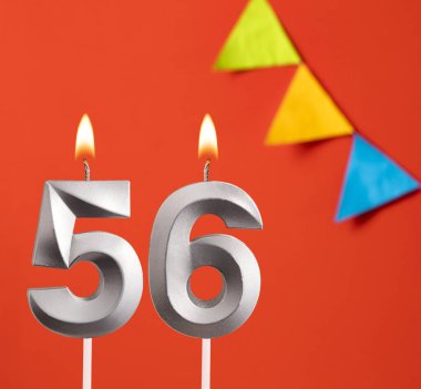 Doğum günü kartı - Turuncu arka planda 56 numara mum