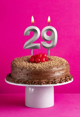 29 numaralı mum - Pembe arka planda çikolatalı pasta