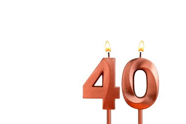 Doğum günü için beyaz arkaplanda 40 numaralı mumu yakıyorum