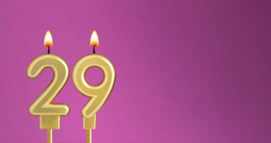 Mor arka planda 29 numaralı mum - doğum günü kartı