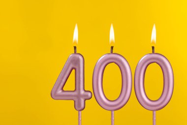 400 numaralı doğum günü mumu - Sarı arka planda doğum günü kutlaması