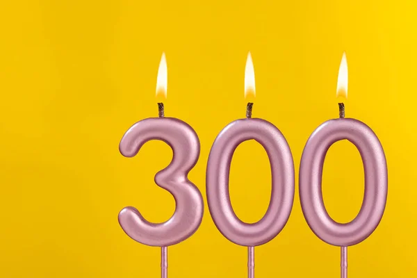 Kaars 300 Met Vlam Verjaardagskaart Gele Luxe Achtergrond — Stockfoto