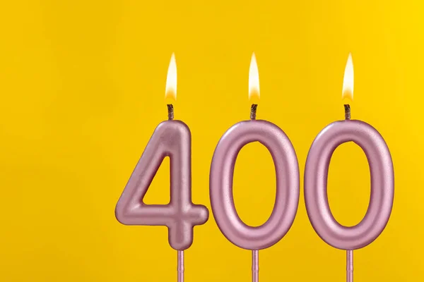 Número Vela Aniversário 400 Celebração Aniversário Fundo Amarelo — Fotografia de Stock