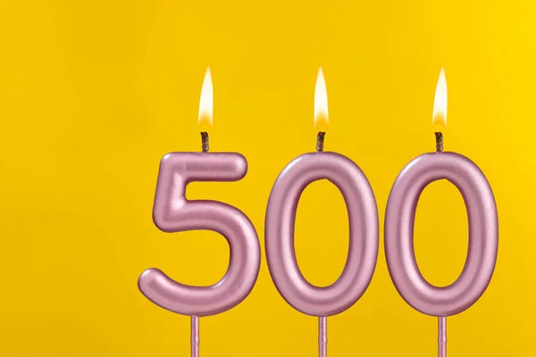 Vela 500 Con Llama Tarjeta Cumpleaños Sobre Fondo Amarillo Lujo —  Fotos de Stock