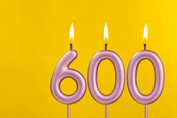 Número Vela Aniversário 600 Celebração Aniversário Fundo Amarelo — Fotografia de Stock